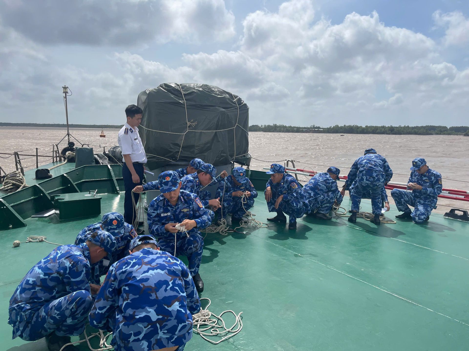 Các thí sinh tham gia thi phần thủy nghệp cơ bản