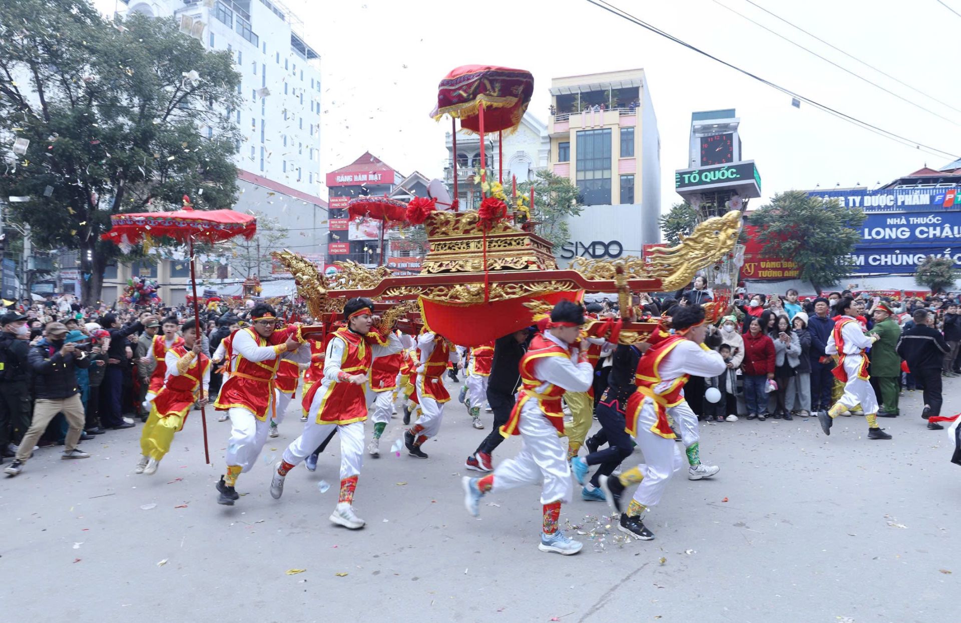 Màn quay kiệu (kiệu bay) vô cùng độc đáo, đặc sắc thu hút đông đảo nhân dân và du khách theo dõi