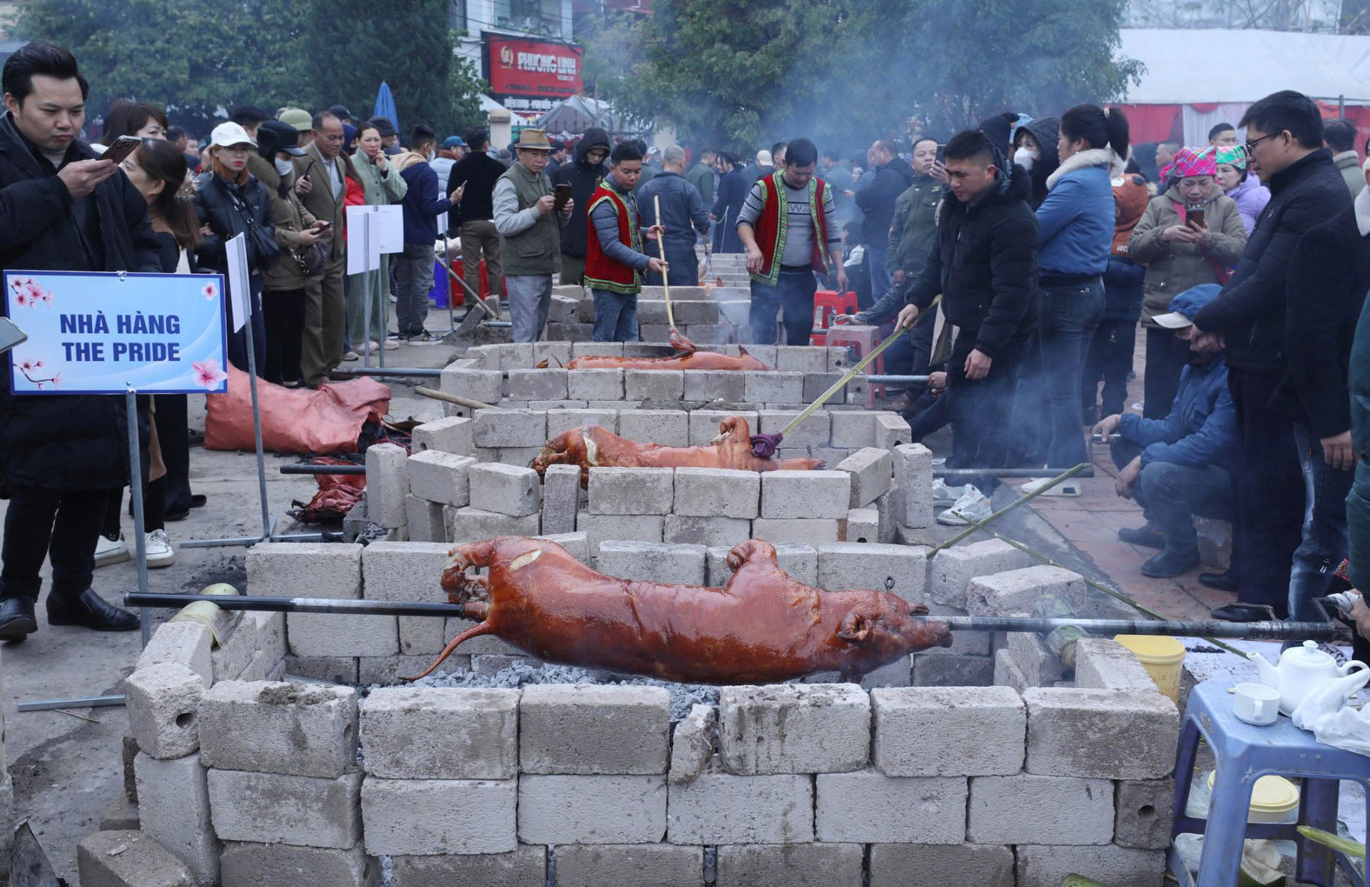 Phần thi quay lợn thu hút đông đảo nhân dân và du khách theo dõi Phần thi quay lợn thu hút đông đảo nhân dân và du khách theo dõi