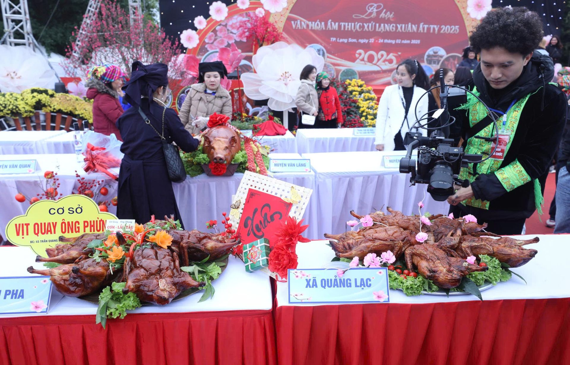 Sản phẩm vịt quay được trưng bày để Ban Tổ chức đánh giá và chấm điểm tại Hội thi Sản phẩm vịt quay được trưng bày để Ban Tổ chức đánh giá và chấm điểm tại Hội thi