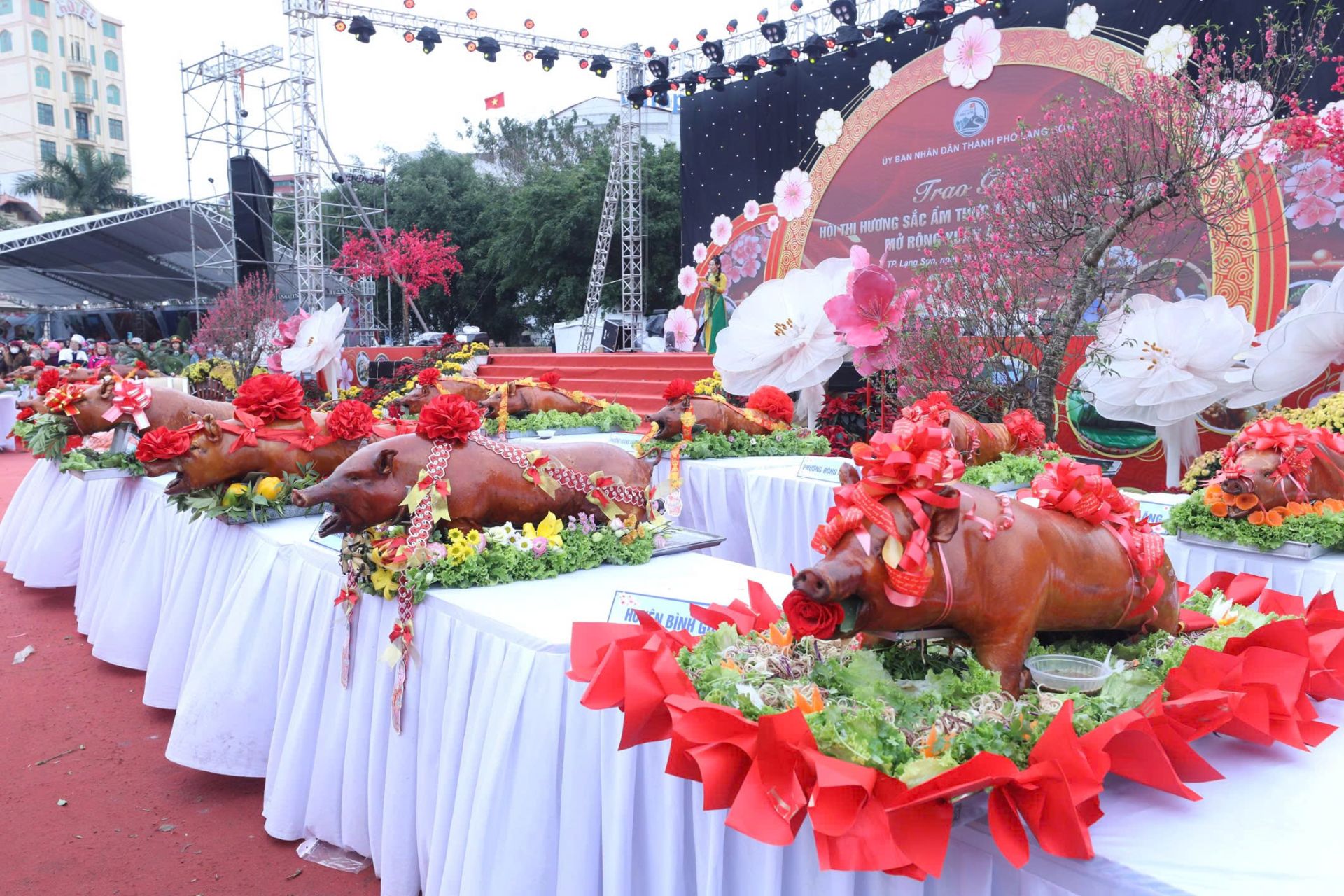 Sản phẩm tại phần thi quay lợn được các đơn vị trưng bày đẹp mắt tại Hội thi Sản phẩm tại phần thi quay lợn được các đơn vị trưng bày đẹp mắt tại Hội thi