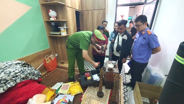 Lực lượng chức năng tiến hành khám xét hiện trường. Lực lượng chức năng tiến hành khám xét hiện trường.