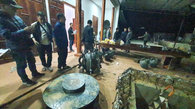 Nhiều đồ vật được chôn dưới đất nhằm để lừa đảo. Nhiều đồ vật được chôn dưới đất nhằm để lừa đảo.