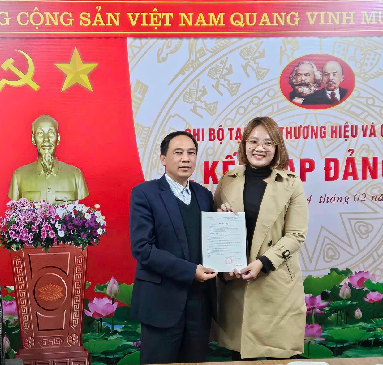 Ông Vũ Đức Thuận, Tổng biên tập Tạp chí Thương hiệu và Công luận trao Quyết định bổ nhiệm ông Hồ Phước Đông giữ chức vụ Trưởng Văn phòng đại diện tại Quảng Ninh. Ảnh: BBT