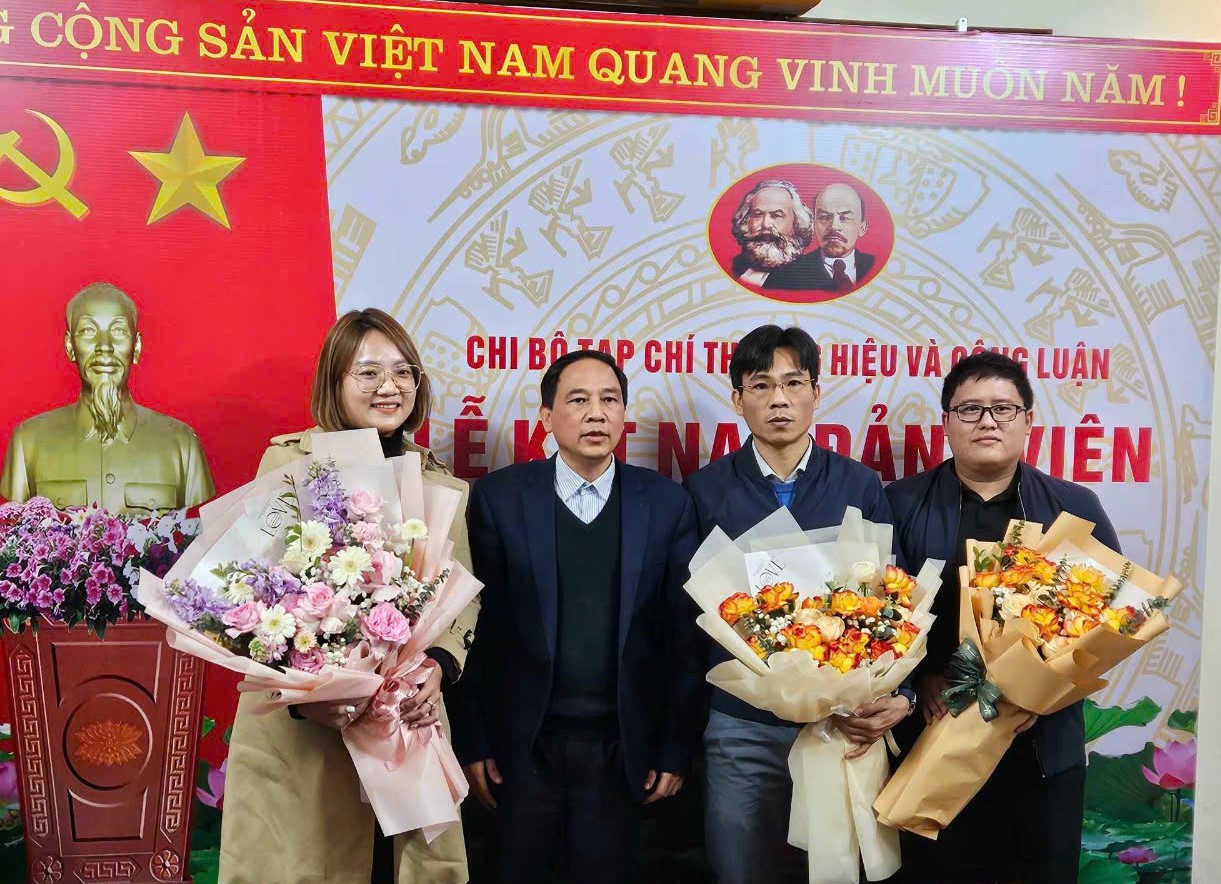 Ông Vũ Đức Thuận, Tổng biên tập Tạp chí Thương hiệu và Công luận tặng hoa chúc mừng các cán bộ được bổ nhiệm. Ảnh: BBT