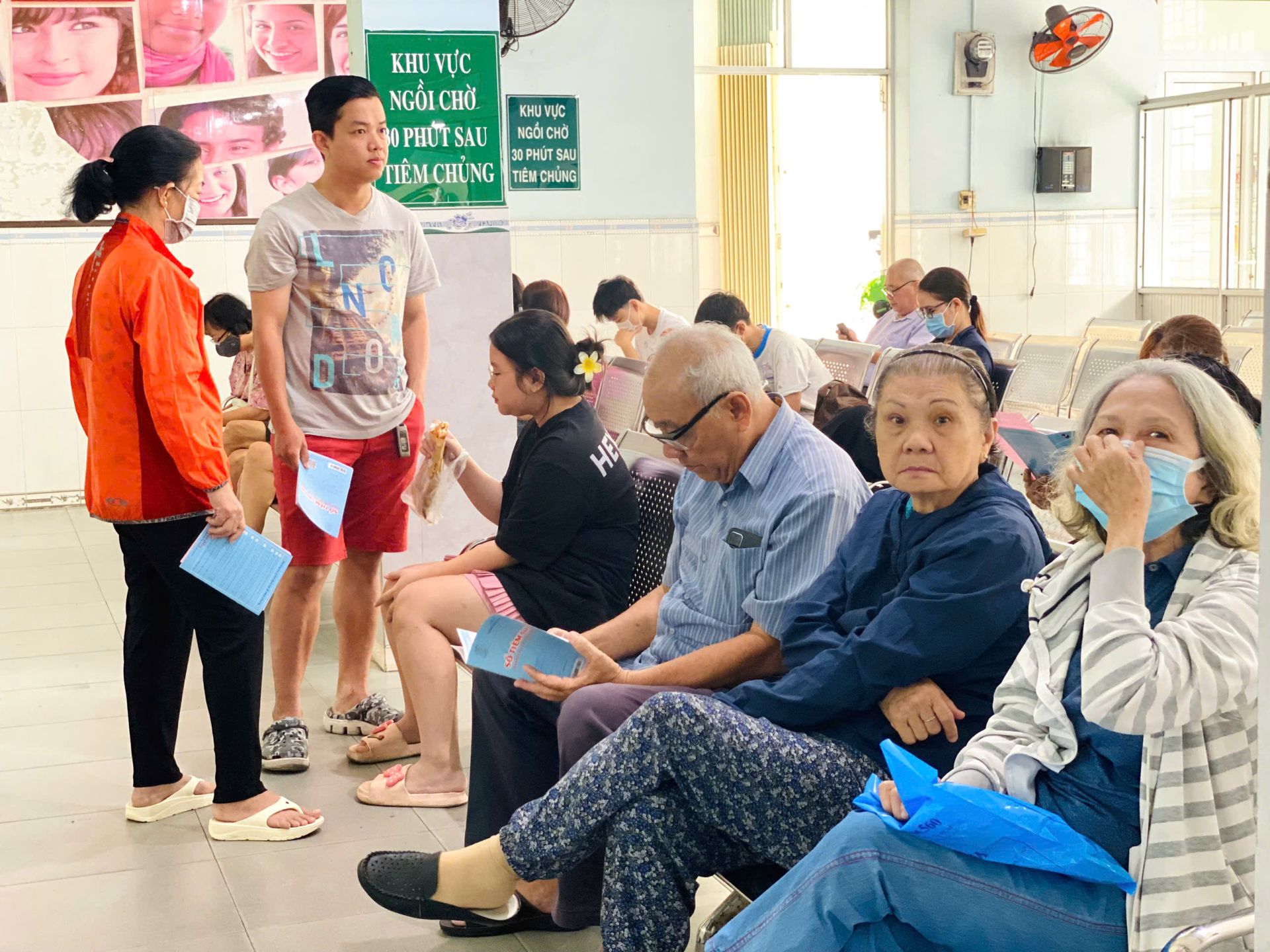 Trước tình trạng số ca mắc cúm gia tăng và nguy cơ biến chứng nghiêm trọng, người dân trên địa bàn TP. Hồ Chí Minh đã chủ động đi tiêm vắc-xin cúm nhằm bảo vệ sức khỏe Trước tình trạng số ca mắc cúm gia tăng và nguy cơ biến chứng nghiêm trọng, người dân trên địa bàn TP. Hồ Chí Minh đã chủ động đi tiêm vắc-xin cúm nhằm bảo vệ sức khỏe