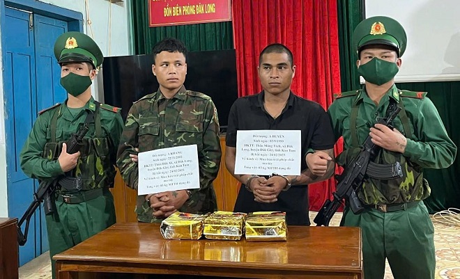 Đối tượng A Khang và A Huyền cùng tang vật bị bắt giữ Đối tượng A Khang và A Huyền cùng tang vật bị bắt giữ