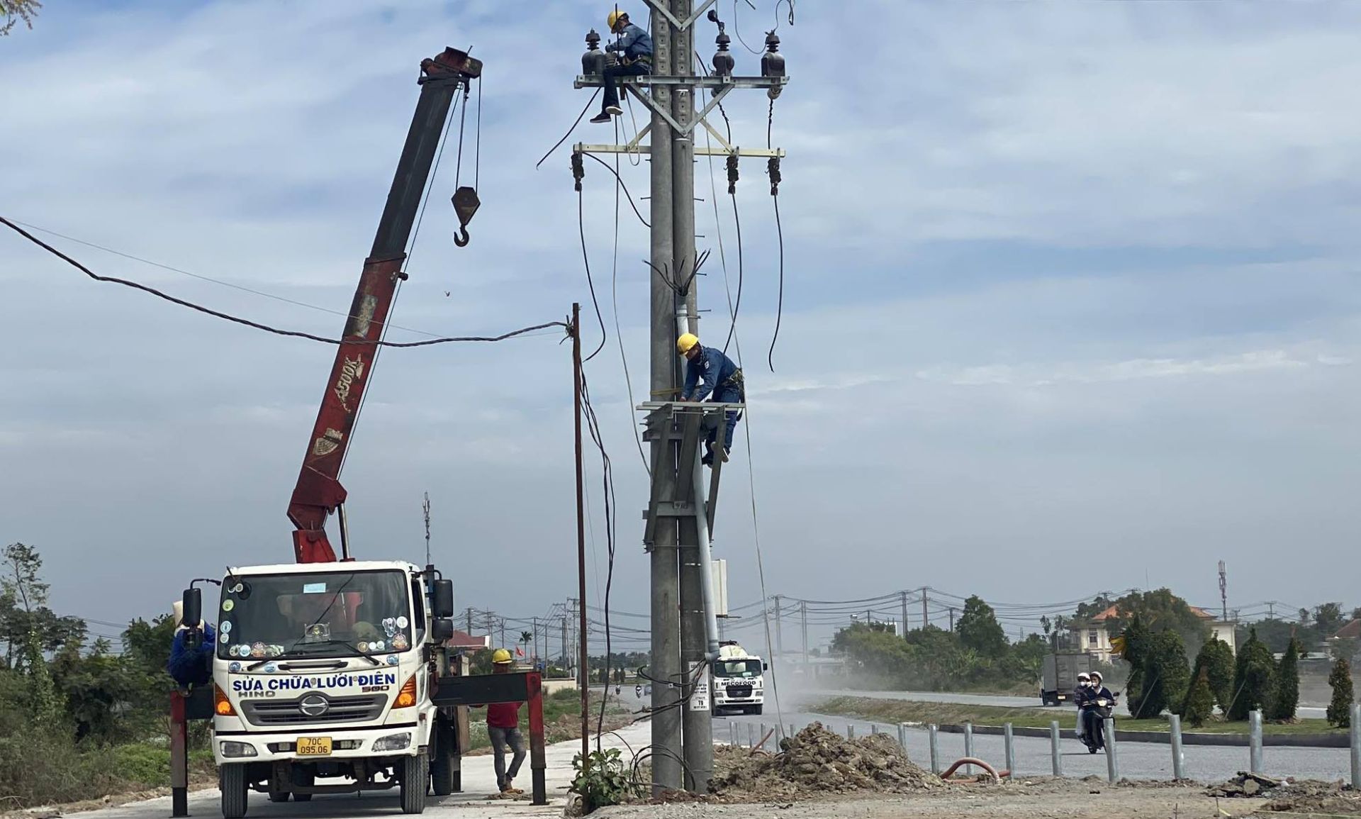 Bảo đảm cung ứng đủ điện là một trong những yếu tố nền tảng thúc đẩy sự bứt phá của nền kinh tế, đồng thời giữ vai trò quyết định trong sự nghiệp công nghiệp hóa, hiện đại hóa của tỉnh Long An trong thời gian tới. Bảo đảm cung ứng đủ điện là một trong những yếu tố nền tảng thúc đẩy sự bứt phá của nền kinh tế, đồng thời giữ vai trò quyết định trong sự nghiệp công nghiệp hóa, hiện đại hóa của tỉnh Long An trong thời gian tới.