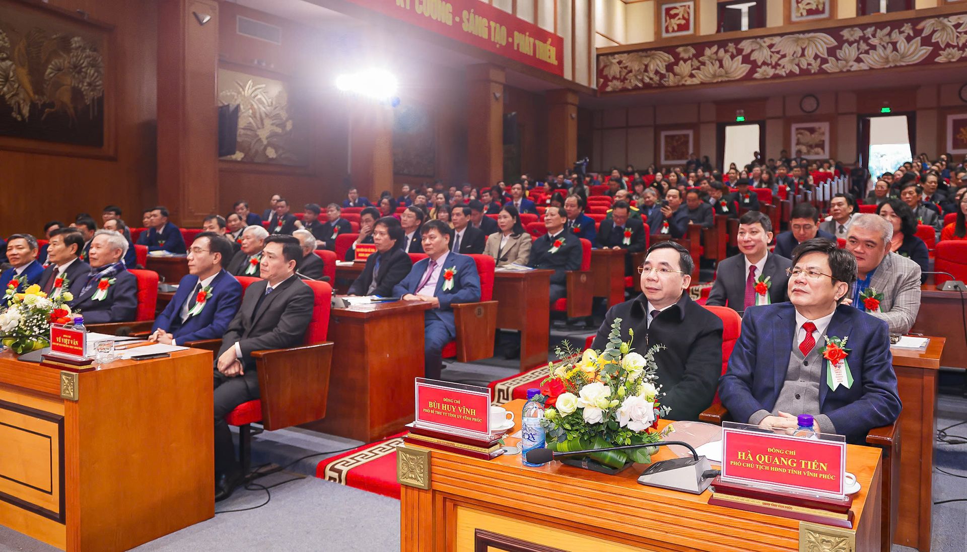 Các đại biểu dự lễ kỷ niệm. Các đại biểu dự lễ kỷ niệm.