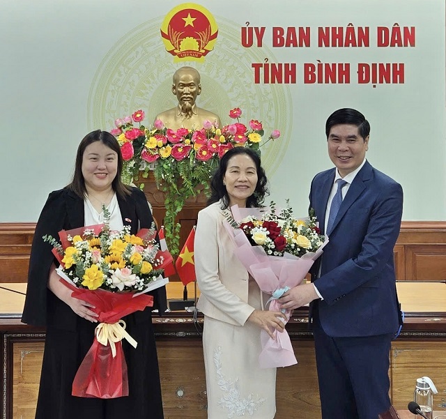 Ông Lâm Hải Giang (bìa phải) tặng hoa chúc mừng lãnh đạo 2 Công ty BIDIPHAR và Ảnh: L.Anh Ông Lâm Hải Giang (bìa phải) tặng hoa chúc mừng lãnh đạo 2 Công ty BIDIPHAR và Ảnh: L.Anh