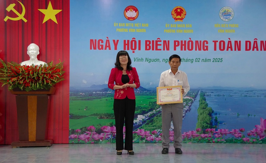 Trao bằng khen của UBND tỉnh cho các tập thể, cá nhân Trao bằng khen của UBND tỉnh cho các tập thể, cá nhân