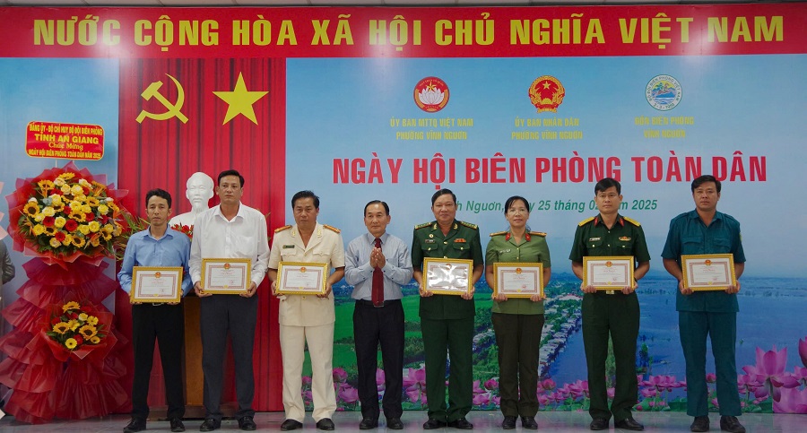 Trao giấy khen của Bộ Chỉ huy BĐBP tỉnh, UBND thành phố cho các cá nhân, tập thể Trao giấy khen của Bộ Chỉ huy BĐBP tỉnh, UBND thành phố cho các cá nhân, tập thể