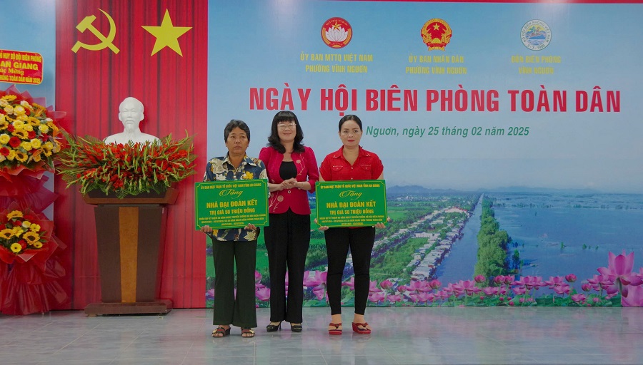 Trao bảng tượng trưng nhà đại đoàn kết cho người dân Trao bảng tượng trưng nhà đại đoàn kết cho người dân