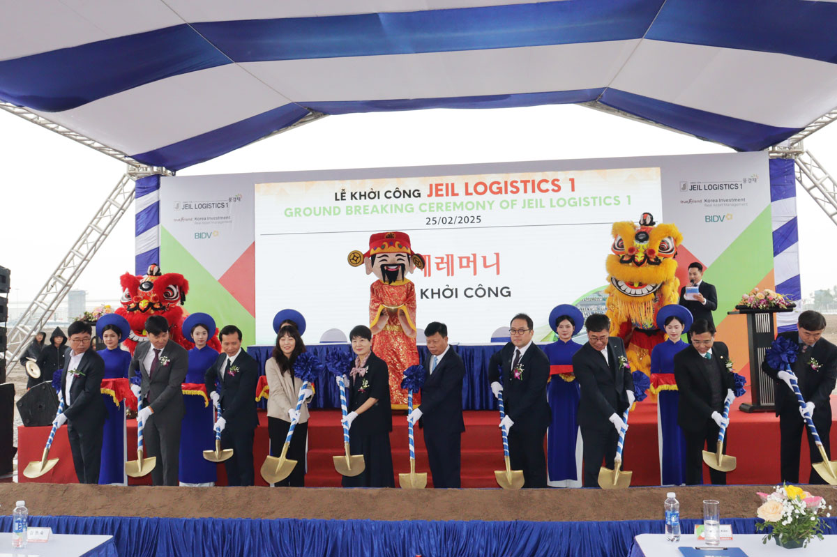 Các đại biểu thực hiện nghi thức khởi công
