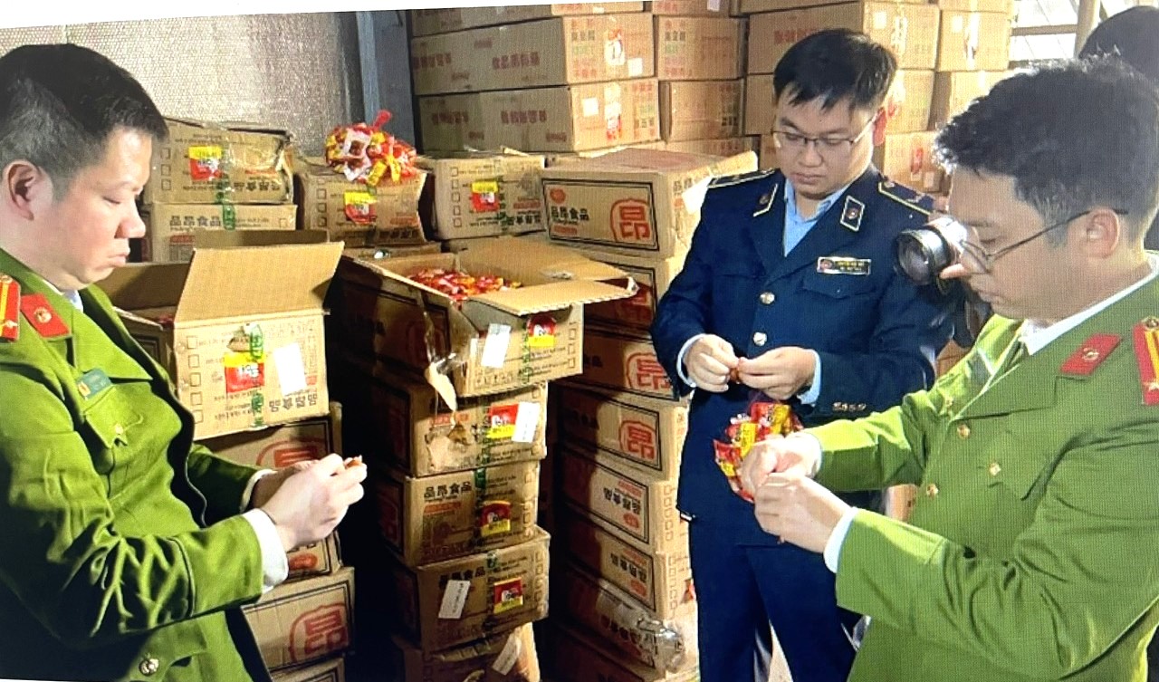 Lực lượng chức năng Hà Nội kiểm tra lô hàng hóa vi phạm Lực lượng chức năng Hà Nội kiểm tra lô hàng hóa vi phạm
