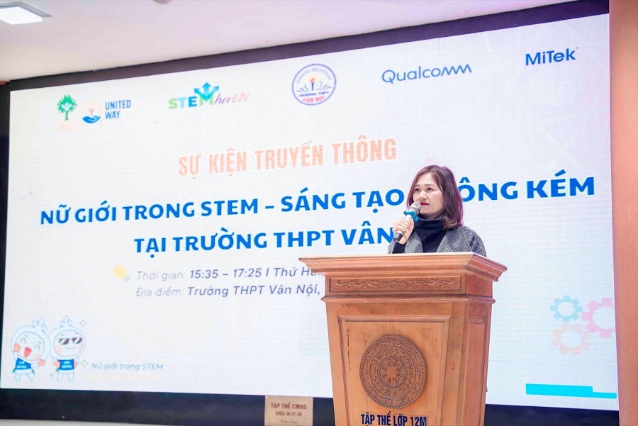 Cô Đặng Thị Yến - Hiệu trưởng trường THPT Vân Nội phát biểu khai mạc Cô Đặng Thị Yến - Hiệu trưởng trường THPT Vân Nội phát biểu khai mạc