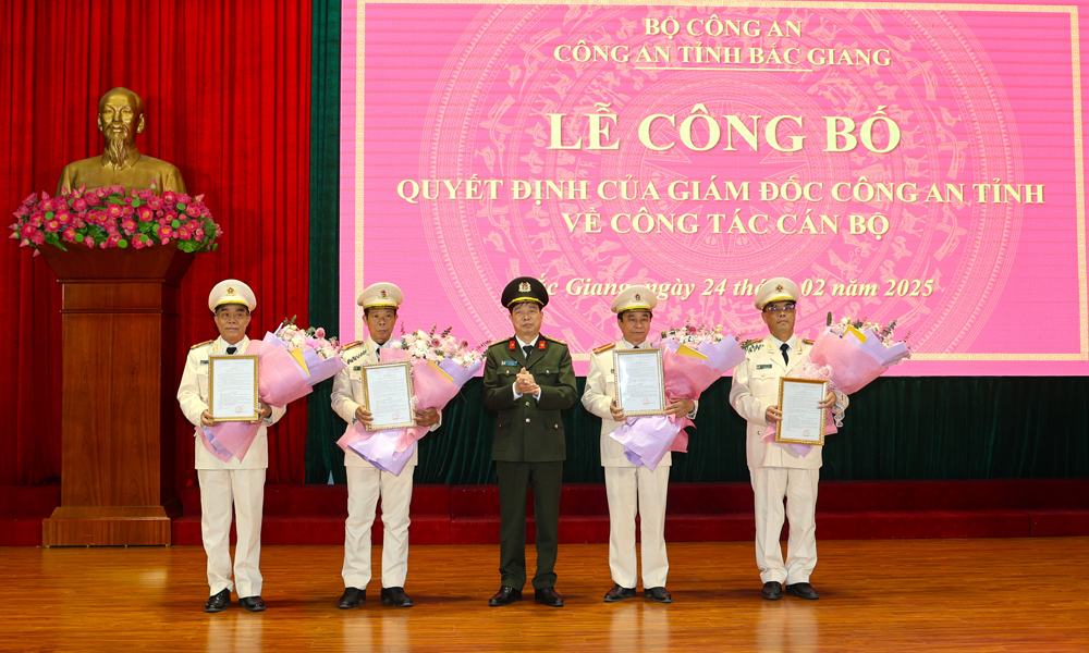 Đại tá Nguyễn Quang Vinh trao quyết định cho 4 đồng chí phó trưởng phòng.