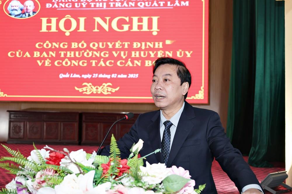 Đồng chí Cao Thành Nam - Phó Bí Thường trực Huyện ủy trao Quyết định, tặng hoa chúc mừng