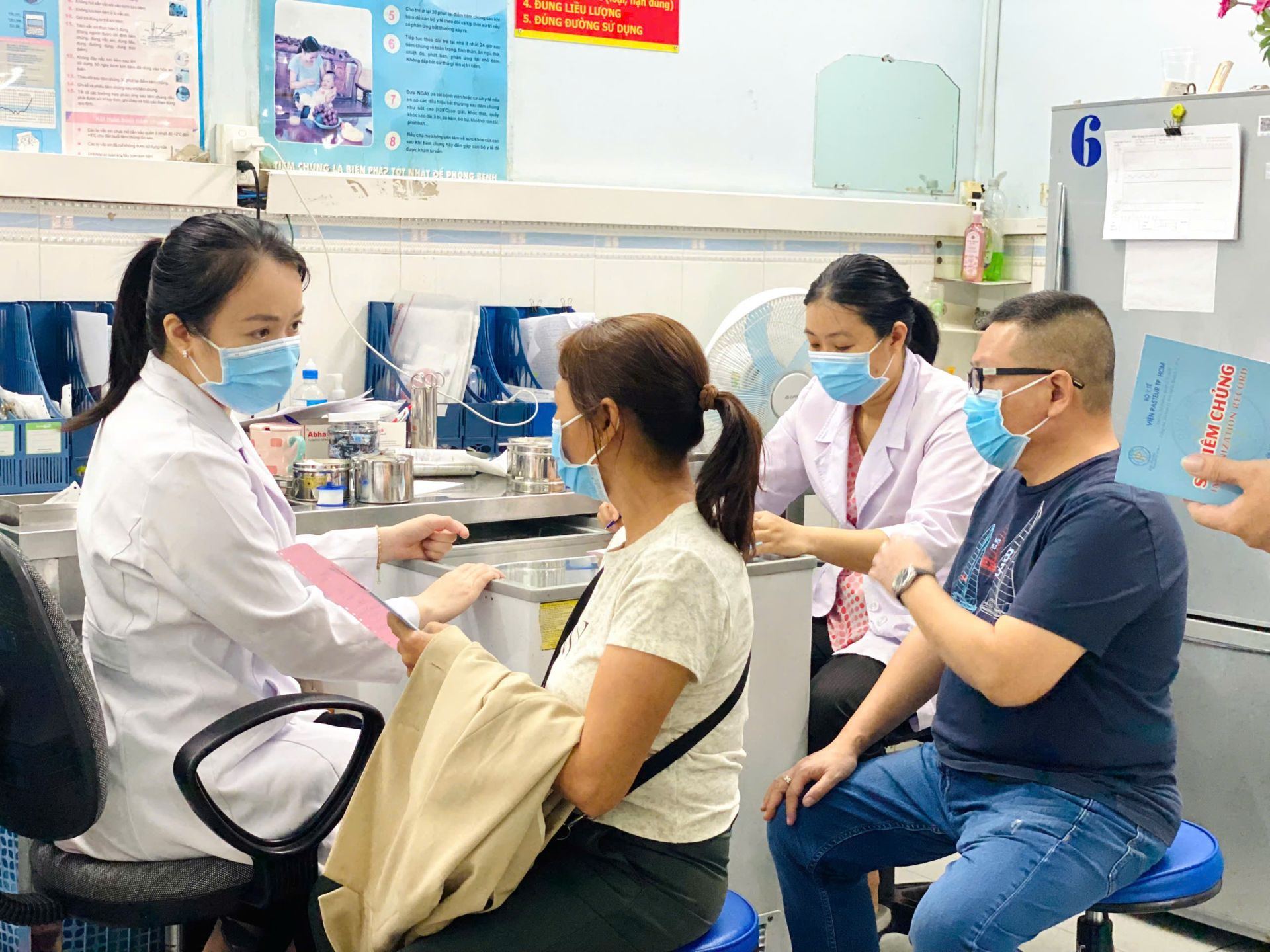 Nhiều người dân đi tiêm vaccine phòng cúm tại Viện Pasteur TP. Hồ Chí Minh Nhiều người dân đi tiêm vaccine phòng cúm tại Viện Pasteur TP. Hồ Chí Minh