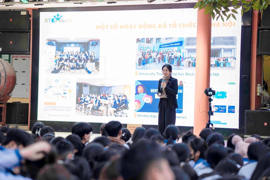 Bà Trần Vân Anh, Phó Viện trưởng Viện Nghiên cứu Quản lý Phát triển bền vững (MSD) trò chuyện, chia sẻ cùng các em học sinh THPT Vân Nội Bà Trần Vân Anh, Phó Viện trưởng Viện Nghiên cứu Quản lý Phát triển bền vững (MSD) trò chuyện, chia sẻ cùng các em học sinh THPT Vân Nội
