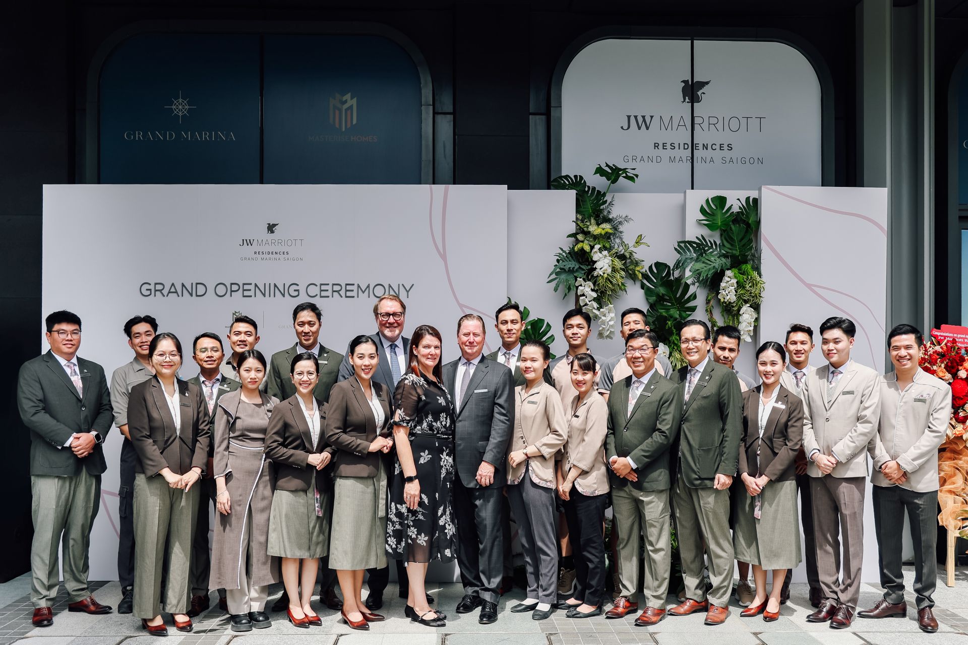 Ban lãnh đạo Marriott International cùng đội ngũ nhân viên JW Marriott tại tòa Sea