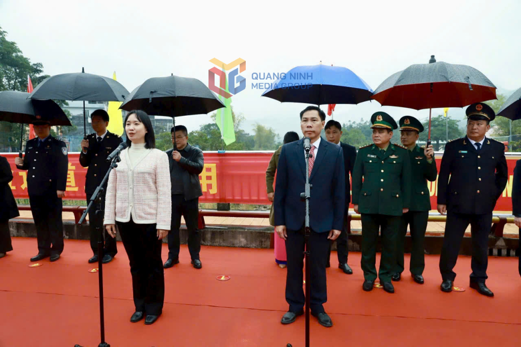 Lãnh đạo huyện Bình Liêu và chính quyền nhân dân khu Phòng Thành tuyên bố thông quan xuất nhập cảnh cho khách du lịch và cư dân biên giới qua cặp cửa khẩu Hoành Mô (Việt Nam) - Động Trung (Trung Quốc).