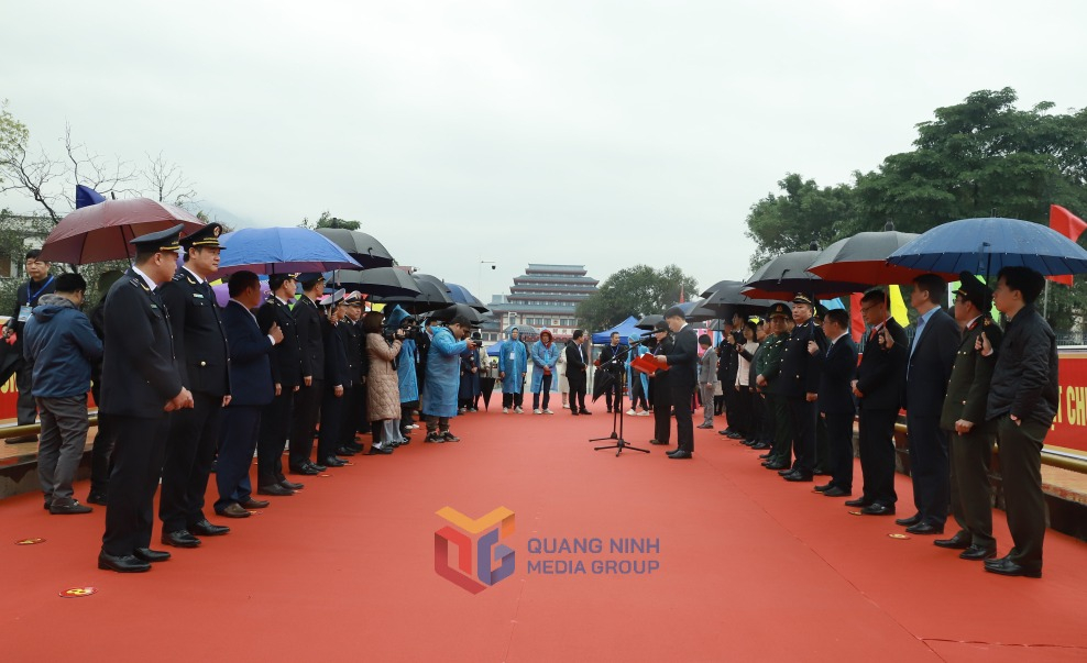 Du khách và cư dân biên giới xuất nhập cảnh qua cặp cửa khẩu Hoành Mô - Động Trung