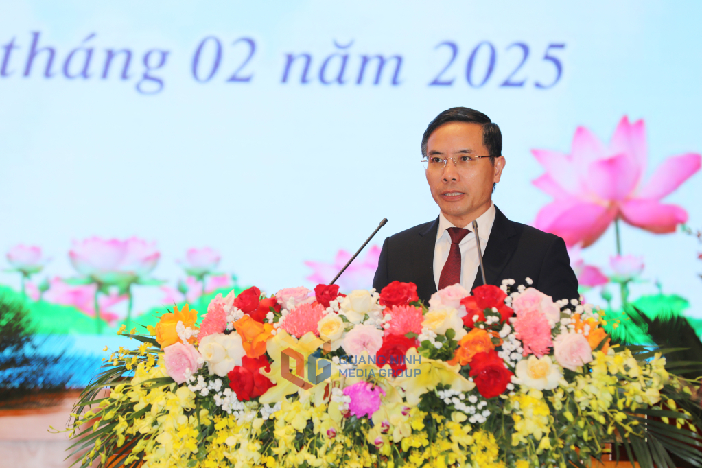 Ông Phạm Đức Ấn, Chủ tịch UBND tỉnh, phát biểu tại hội nghị.