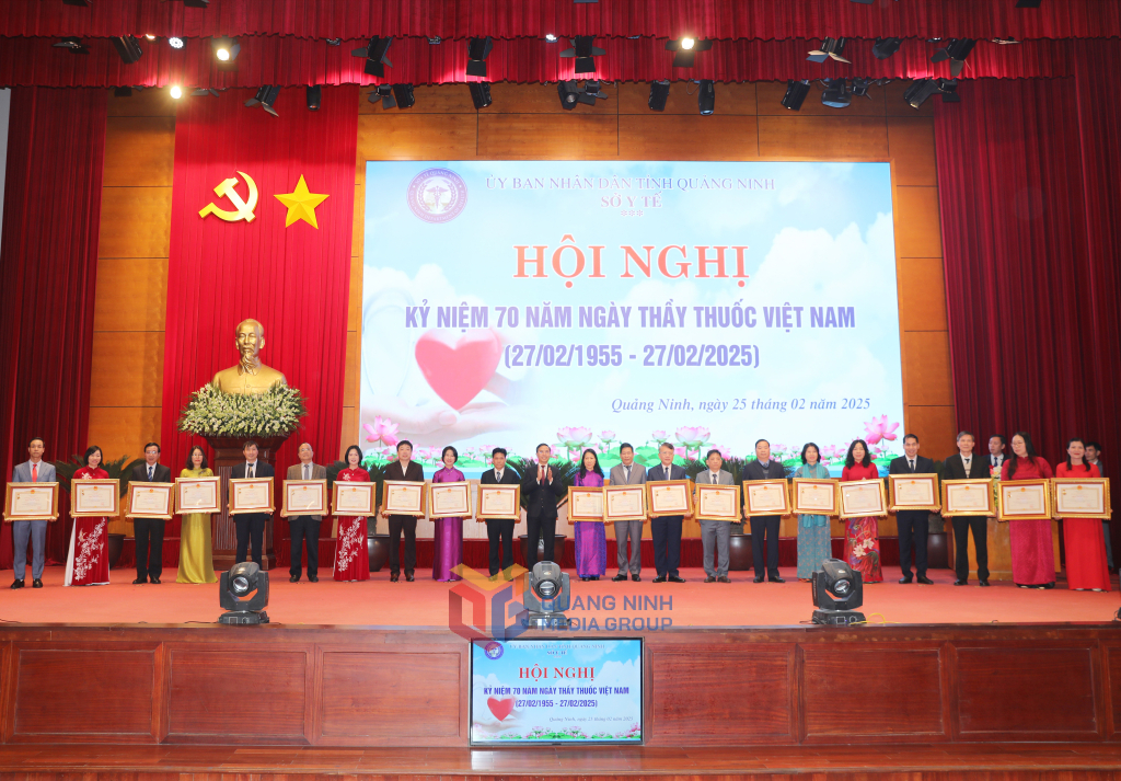 Thừa ủy quyền của Chủ tịch nước CHXHCN Việt Nam, ông Phạm Đức Ấn, Chủ tịch UBND tỉnh, trao Quyết định phong tặng Thầy thuốc ưu tú cho 42 bác sĩ.