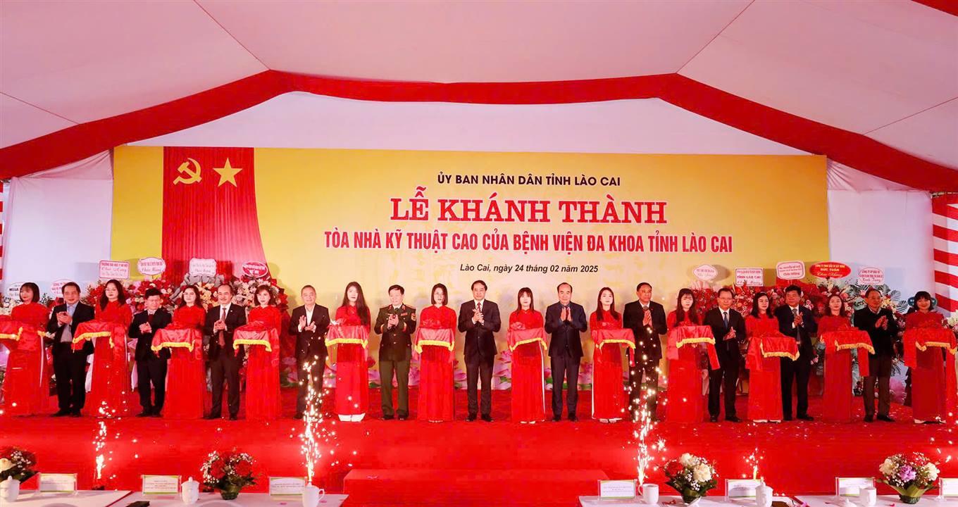 Các đại biểu cắt băng khánh thành Tòa nhà kỹ thuật cao, Bệnh viện Đa khoa tỉnh Lào Cai