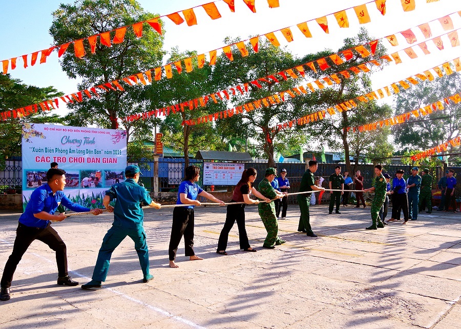 CBCS Đồn Biên phòng, Công an, Quân sự và Đoàn thanh niên xã Thuận Bình, xã Tân Hiệp tham gia phần hội tại Ngày hội “Biên phòng toàn dân”