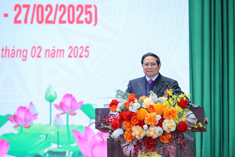 Thủ tướng Phạm Minh Chính đánh giá Học viện Quân y, Bệnh viện 103 là một trung tâm đào tạo, nghiên cứu khoa học, điều trị, chăm sóc sức khỏe hàng đầu của quân đội và ngành y tế cả nước - Ảnh: VGP/Nhật Bắc