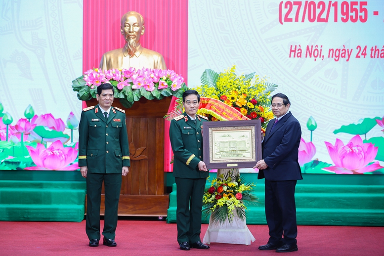 Thủ tướng tặng quà Học viện Quân y nhân kỷ niệm 70 năm Ngày Thầy thuốc Việt Nam (27/2/1955 – 27/2/2025) - Ảnh: VGP/Nhật Bắc