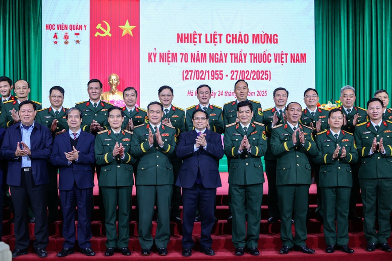 Thủ tướng và Ban lãnh đạo Học viện Quân y - Ảnh: VGP/Nhật Bắc