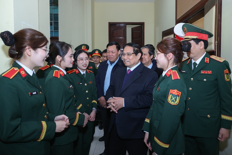 Thủ tướng trò chuyện với các sinh viên, học viên Học viện Quân y - Ảnh: VGP/Nhật Bắc