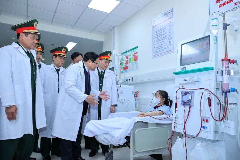 Thủ tướng thăm hỏi người bệnh tại Khoa lọc máu của Bệnh viện 103 - Ảnh: VGP/Nhật Bắc