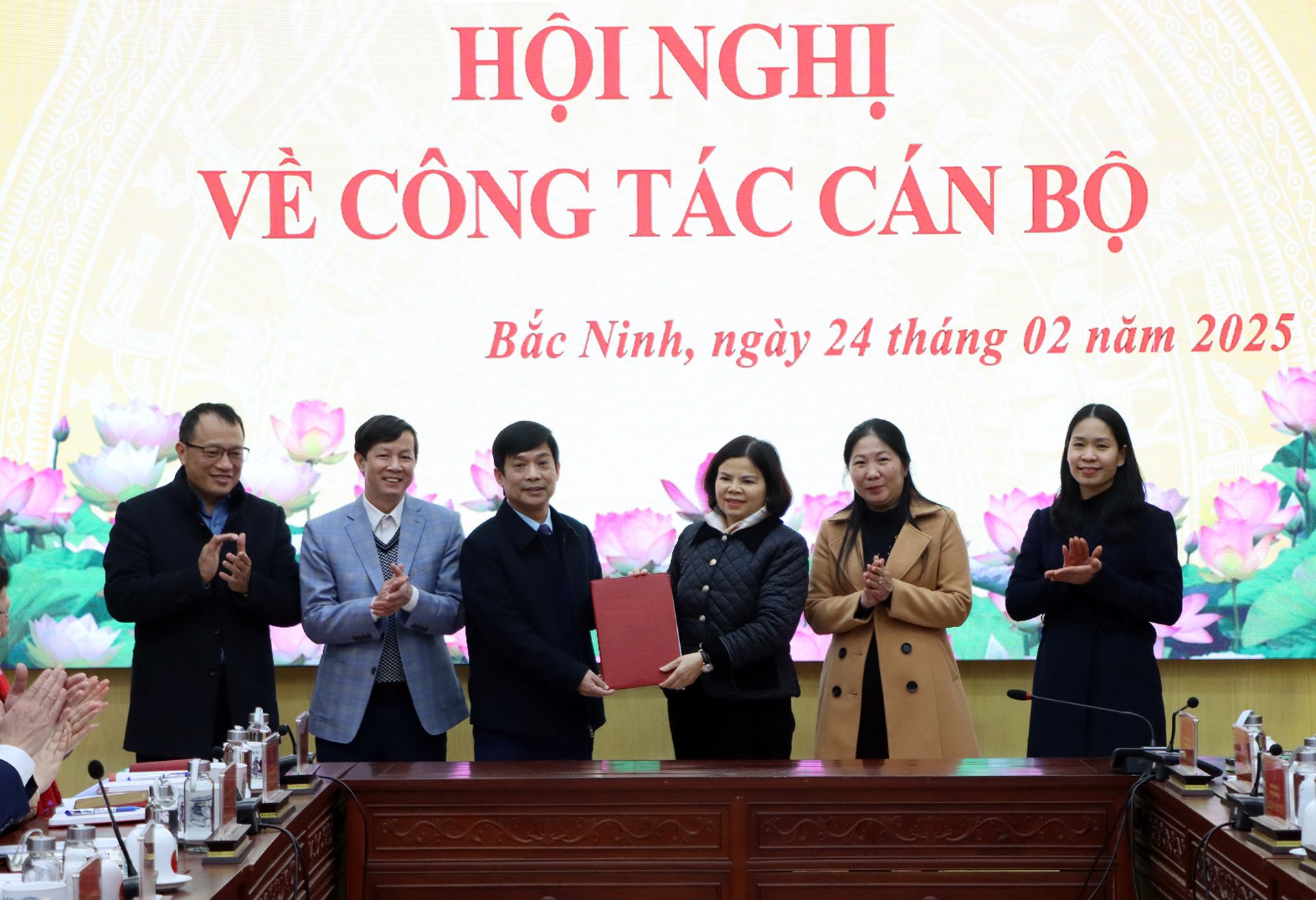 Đồng chí Nguyễn Hương Giang, Phó Bí thư Thường trực Tỉnh ủy, Chủ tịch HĐND tỉnh, Bí thư Đảng ủy các cơ quan Đảng tỉnh trao Quyết định chỉ định tham gia Ủy ban kiểm tra, Chủ nhiệm, Phó Chủ nhiệm Ủy ban kiểm tra.