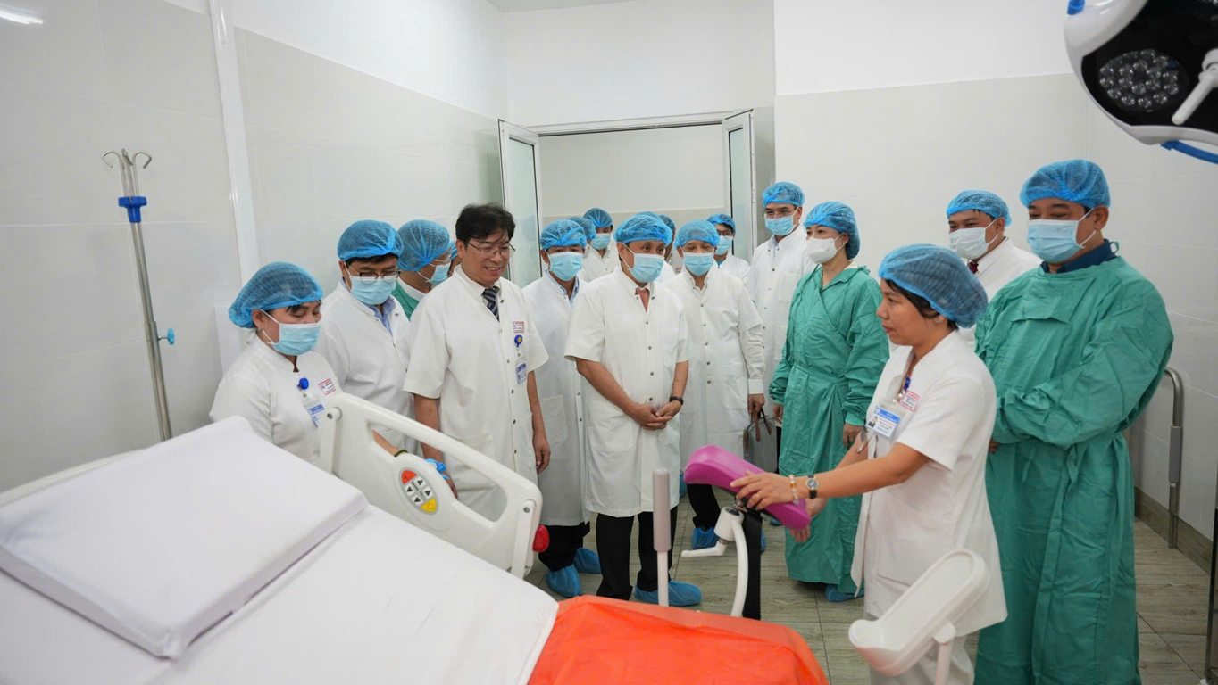 Bộ trưởng Bộ Y tế Đào Hồng Lan kiểm tra cơ sở vật chất phục vụ khám chữa bệnh tại Bệnh viện Trung ương Huế.