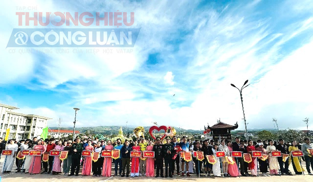 Lãnh đạo thị trấn Lao Bảo, Đồn Biên phòng CKQT Lao Bảo tặng cờ lưu niệm và hoa cho các đội tham gia.