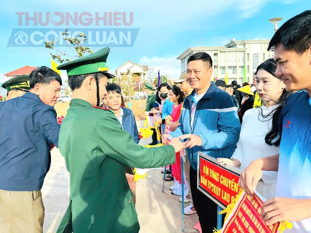 Đồng chí Thượng tá Phan Mạnh Trường – Chính trị viên trao cờ lưu niệm cho các vận động viên.