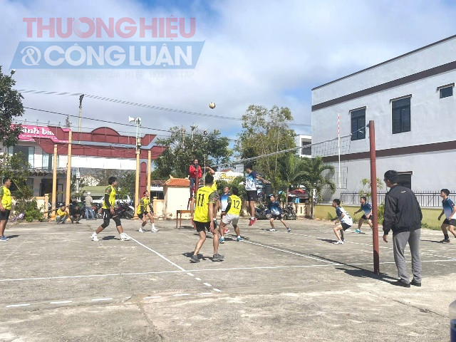 Đội bóng chuyền nam Đại đội Biên phòng 320/Lào (áo vàng) gặp Đồn Biên phòng CKQT Lao Bảo.