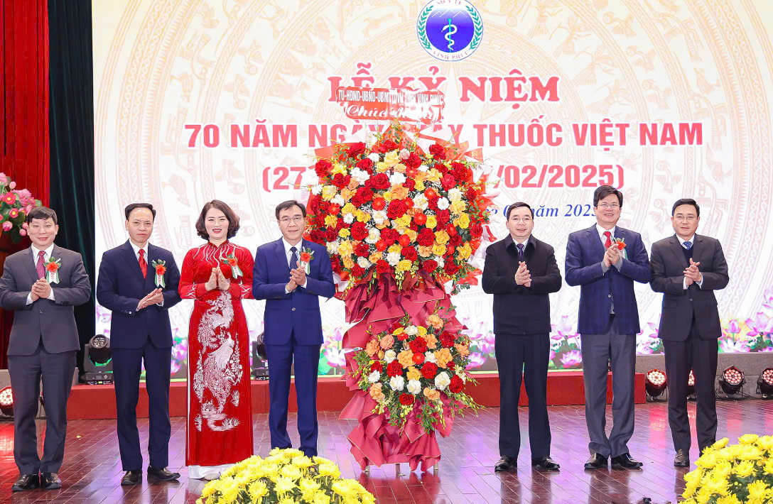 Các đồng chí: Phó Bí thư Thường trực Tỉnh ủy Bùi Huy Vĩnh, Phó Chủ tịch HĐND tỉnh Hà Quang Tiến, Phó Chủ tịch Thường trực UBND tỉnh Vũ Việt Văn tặng hoa chúc mừng ngành Y tế. (Ảnh: Báo Vĩnh Phúc) Các đồng chí: Phó Bí thư Thường trực Tỉnh ủy Bùi Huy Vĩnh, Phó Chủ tịch HĐND tỉnh Hà Quang Tiến, Phó Chủ tịch Thường trực UBND tỉnh Vũ Việt Văn tặng hoa chúc mừng ngành Y tế. (Ảnh: Báo Vĩnh Phúc)