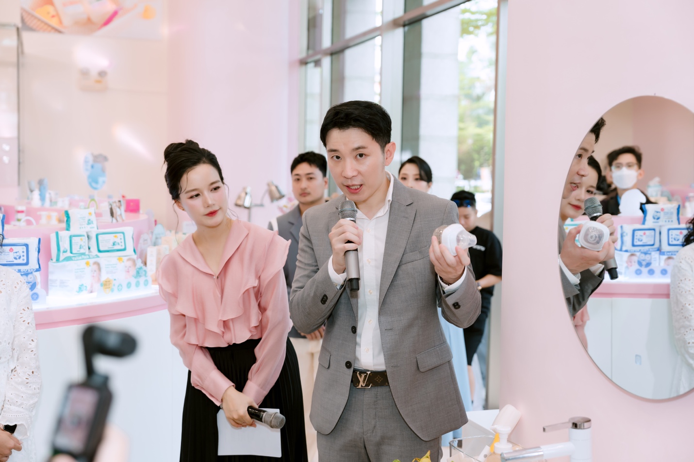 Ông Raphael Jiang – CEO thương hiệu BZU BZU - chia sẻ về các sản phẩm của BZU BZU Ông Raphael Jiang – CEO thương hiệu BZU BZU - chia sẻ về các sản phẩm của BZU BZU