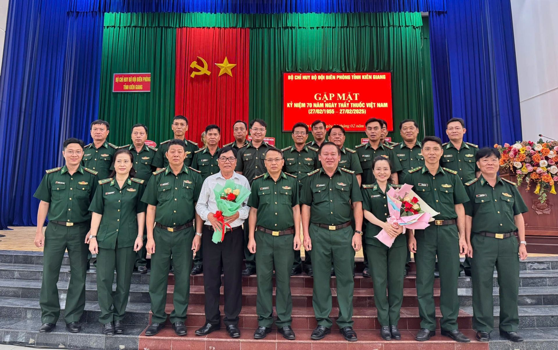 Thượng tá Nguyễn Thành Tiến, (hàng thứ nhất, thứ 4 từ phải qua) phó Chỉ huy trưởng BĐBP tỉnh Kiên Giang tặng hoa chúc mừng các y, bác sĩ trong ngày gặp mặt