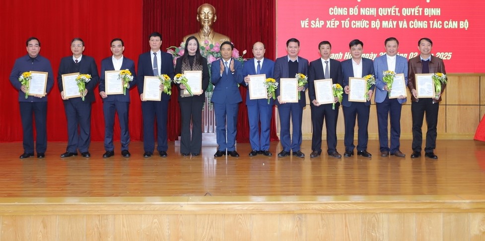 Bí thư Tỉnh ủy Nguyễn Doãn Anh trao quyết định và tặng hoa chúc mừng các đồng chí vừa nhận nhiệm vụ mới.