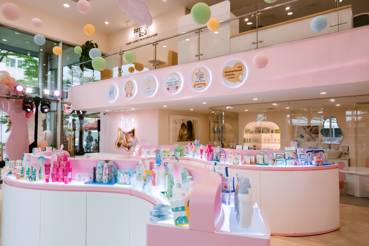 Không gian trưng bày các sản phẩm tại showroom BZU BZU Không gian trưng bày các sản phẩm tại showroom BZU BZU