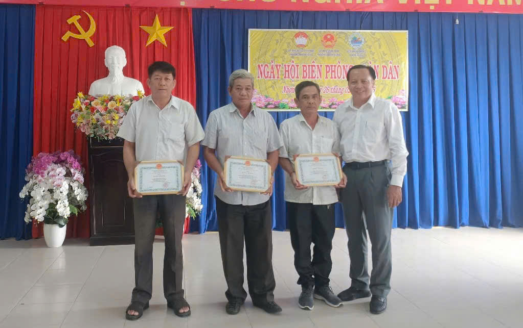 Khen thưởng các tập thể, cá nhân