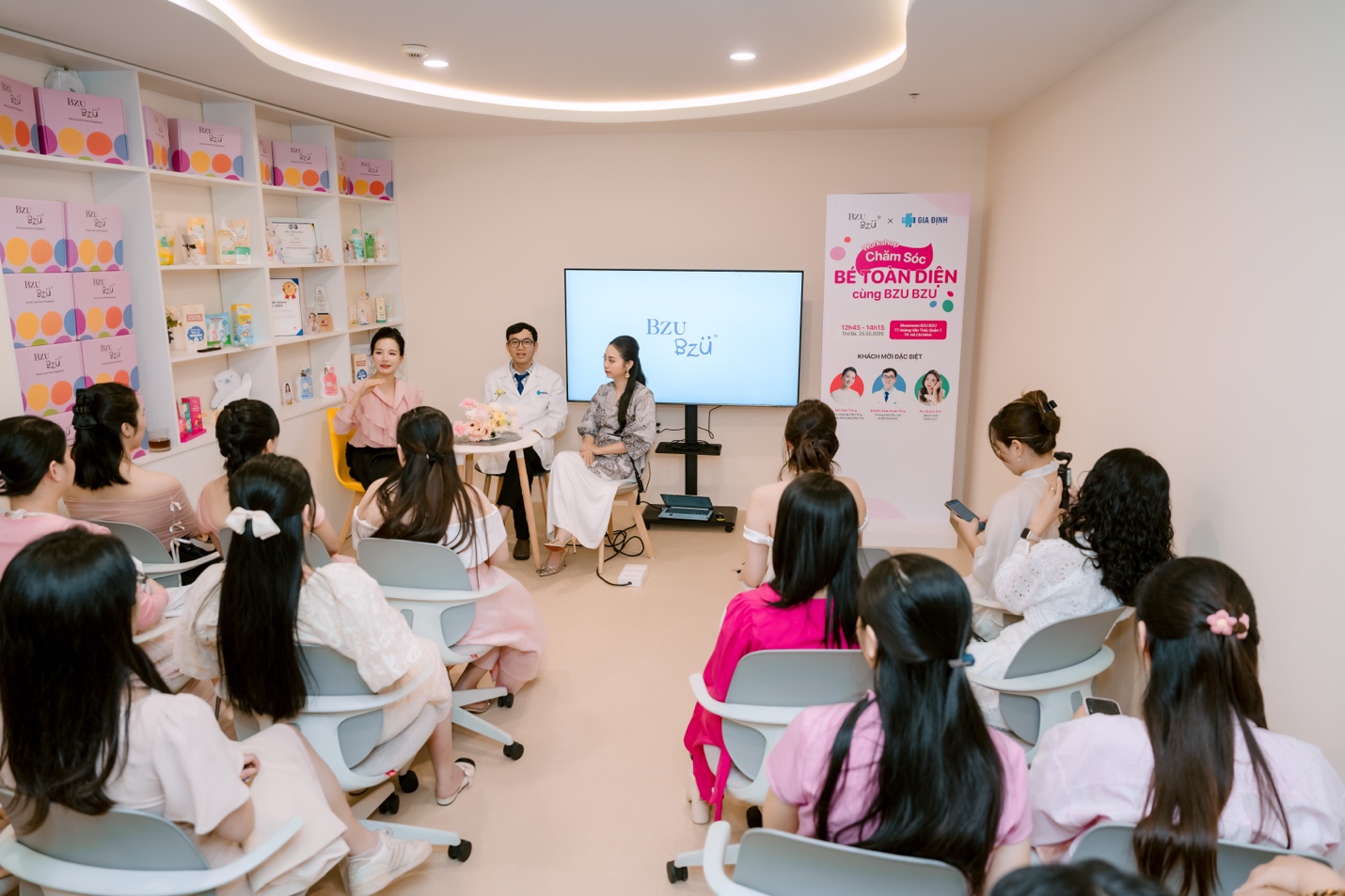 Workshop chăm sóc sức khỏe mẹ và bé để chia sẻ kiến thức từ các chuyên gia về kiến thức chăm sóc trẻ em được tổ chức tại showroom Workshop chăm sóc sức khỏe mẹ và bé để chia sẻ kiến thức từ các chuyên gia về kiến thức chăm sóc trẻ em được tổ chức tại showroom