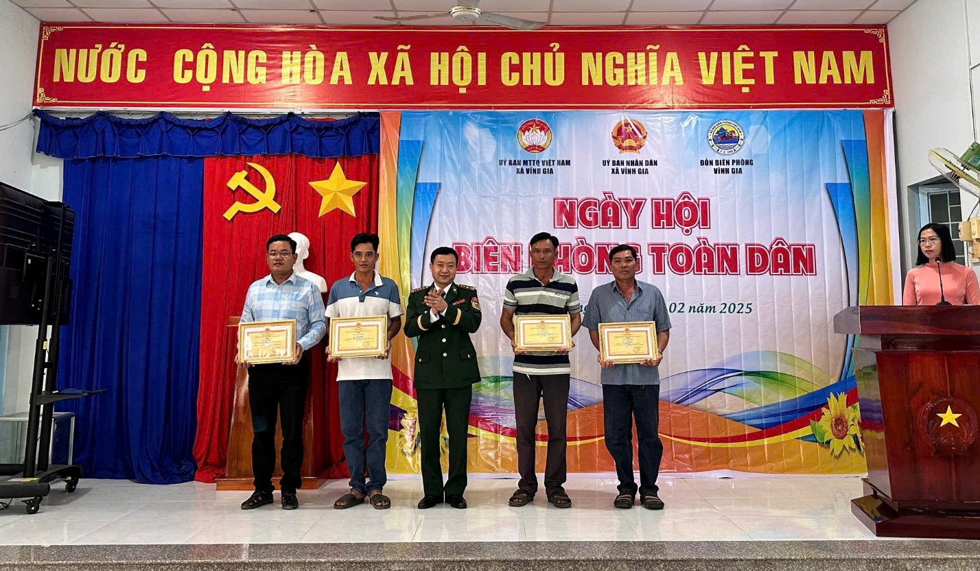 Khen thưởng các tập thể, cá nhân
