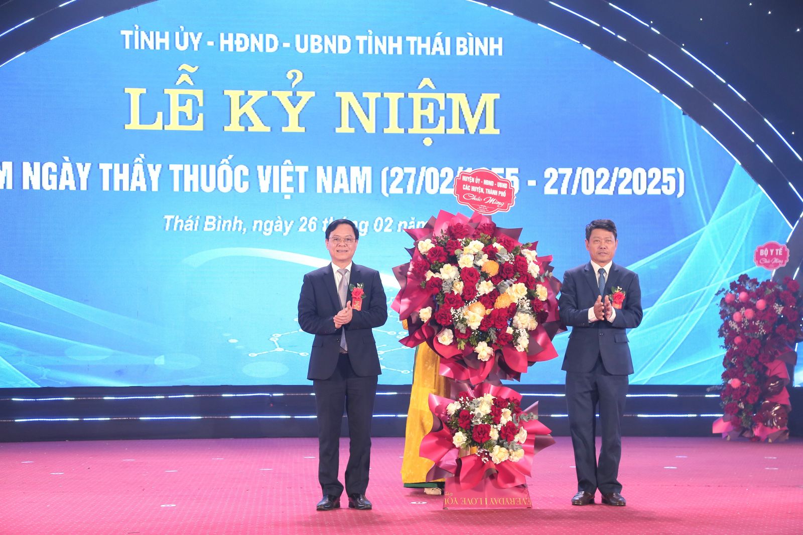 Thay mặt lãnh đạo các huyện, thành phố, đồng chí Hoàng Văn Thành, Ủy viên Ban Thường vụ Tỉnh ủy, Bí thư Thành ủy, Chủ tịch UBND thành phố tặng hoa chúc mừng Sở Y tế.